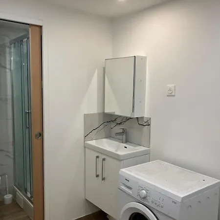 Holiday home Fluo's Small House La Courneuve